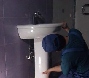 Установка раковины в ванной в Невьянске