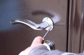 Замена дверной ручки металлической двери в Невьянске