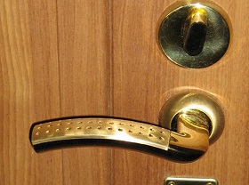Замена дверной ручки входной двери в Невьянске