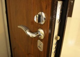 Замена входной двери в квартире в Невьянске