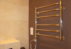 Установка электрического полотенцесушителя в ванной в Невьянске