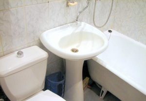 Установка раковины тюльпан в ванной в Невьянске